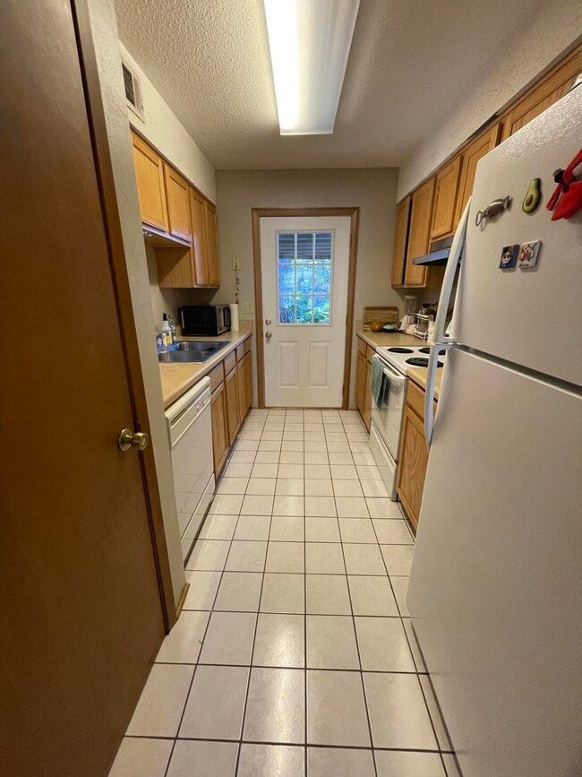 Building Photo - 1008 Pineview Blvd