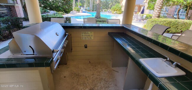 Building Photo - 7800 Point Meadows Dr