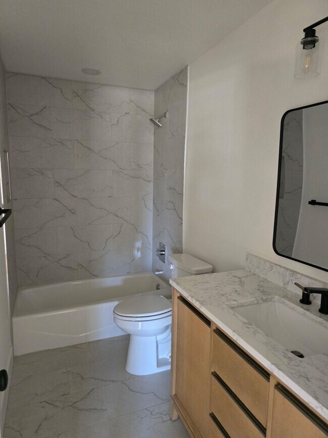 Building Photo - Beautifully Remodeled 3 bedroom Rental in ...