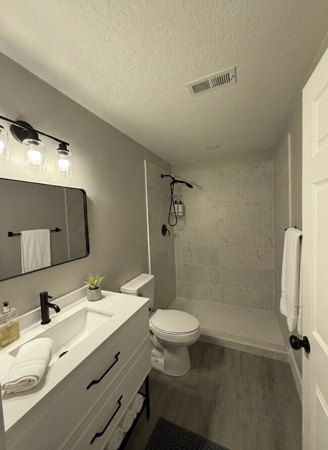 Building Photo - 4 Bed / 3 Bath Home for Rent in Riverdale,...