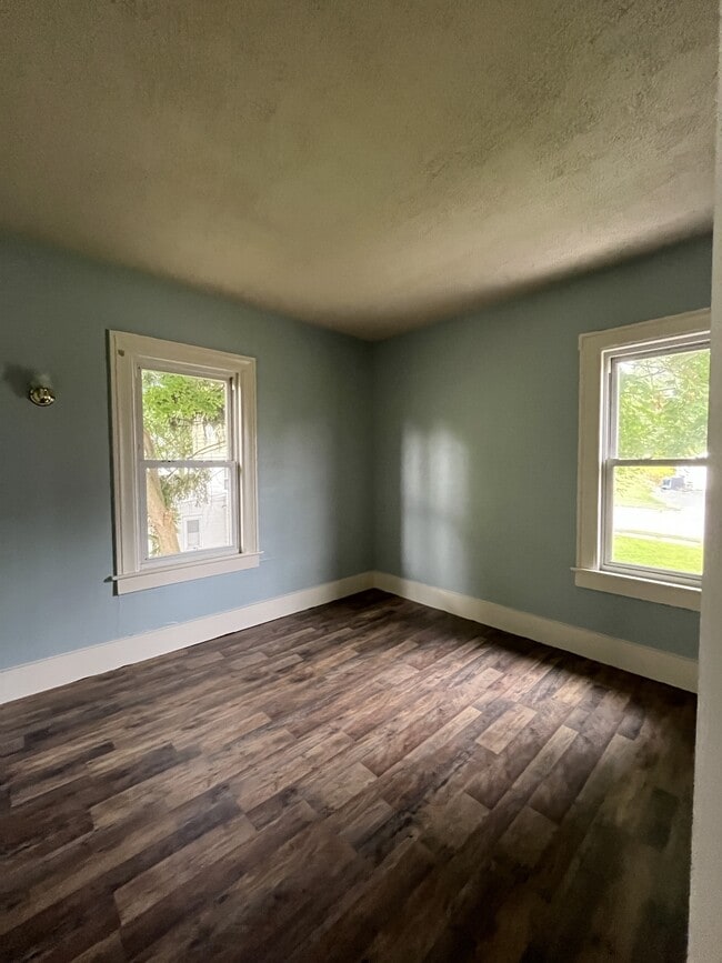 Building Photo - 9 Cowing St