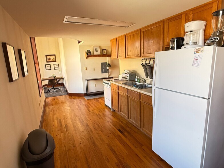 Building Photo - 402 W Dayton St