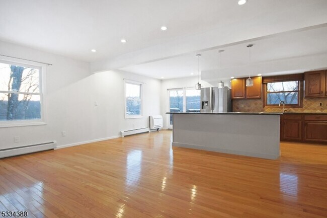 Building Photo - 519 E Shore Trail