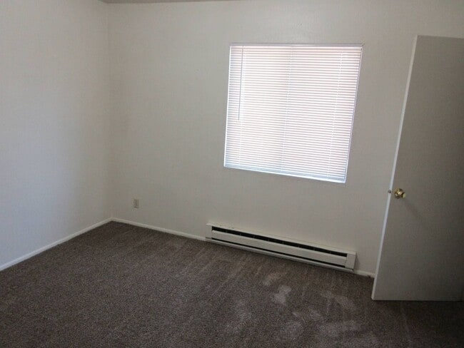 Building Photo - 2 bedroom, 1.5 bathroom, 2 Story Apartment in the Heart of Town