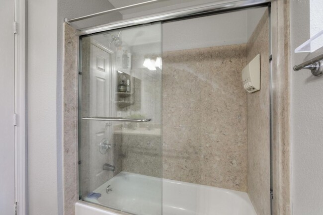 Building Photo - Beautiful Bright and Airy 4-Bedroom House ...