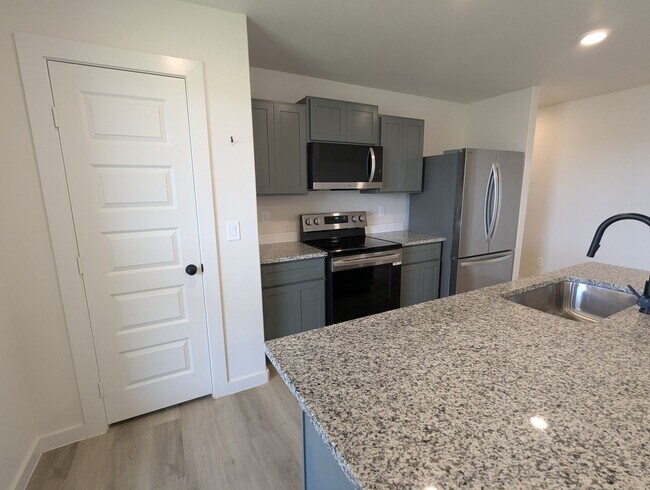 Building Photo - Luxury 3/2/1 in Wolfforth