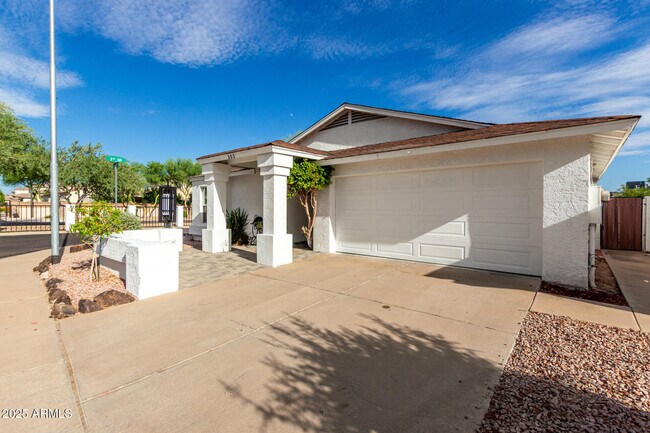 Building Photo - 303 W Fellars Dr