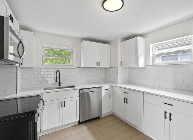 Building Photo - 308 S Highland Ave