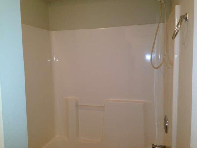 Building Photo - 331 Village Dr