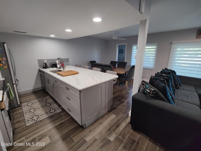 Building Photo - 100 Coral Way E