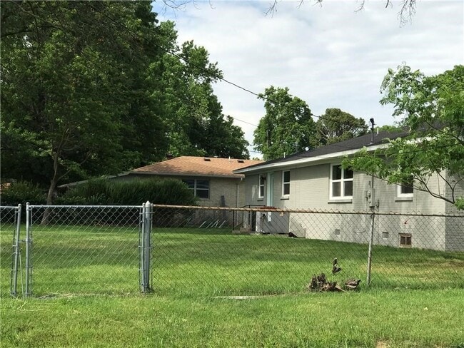 Building Photo - 301 Crestview Dr