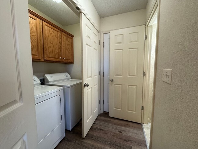 Building Photo - Spacious 3 bedroom, 2.5 bathroom Duplex