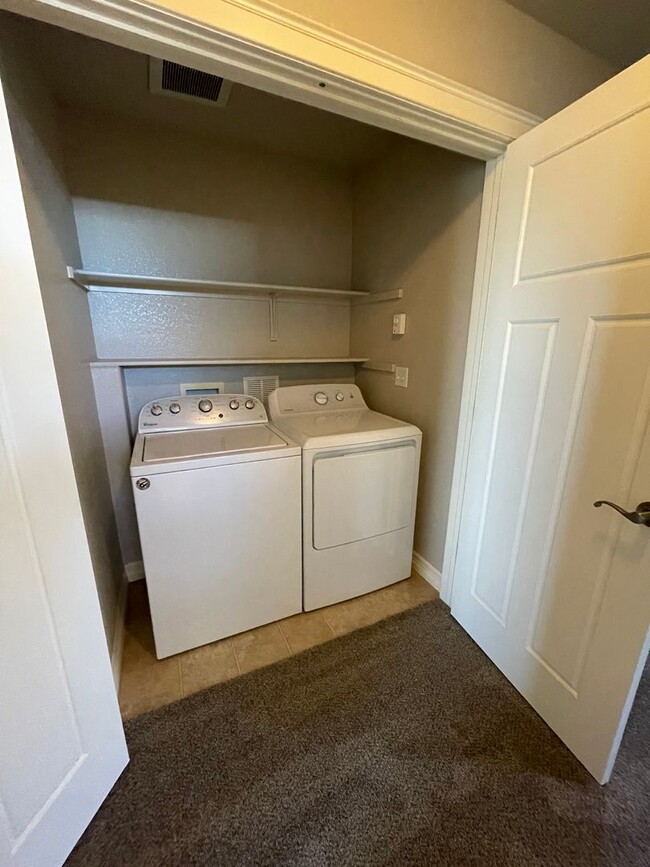 Building Photo - Start a Lease by 2/28/25 and pay $2,800 fo...