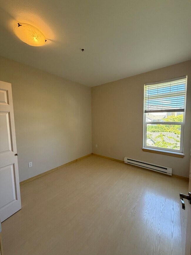 Building Photo - Spacious Mukilteo Nantucket Home Backing to a Peaceful Greenbelt