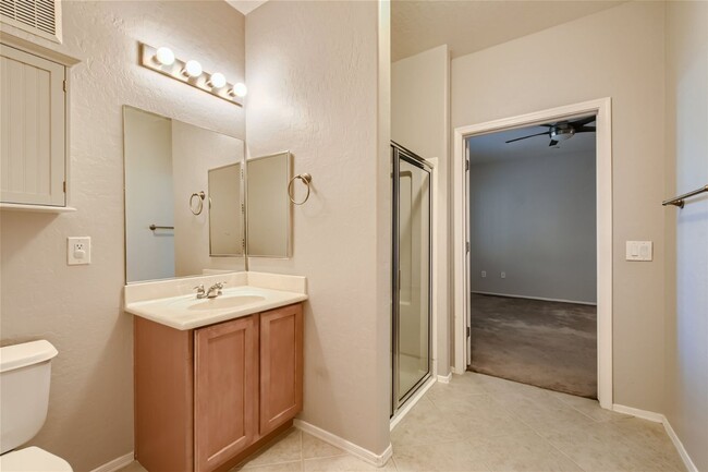 Building Photo - GATED 1ST FLOOR 2 BED, 2 BATH TOWNHOME IN ...