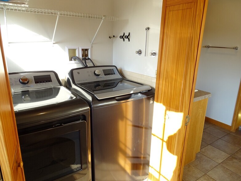 Building Photo - 454 Race Rd