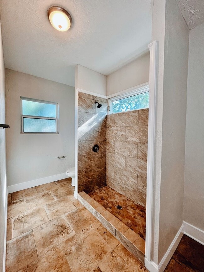 Building Photo - 3/2 Historic Home Available NOW!