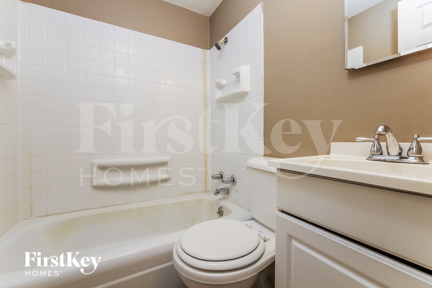 Building Photo - 5042 N Bellaire Ave