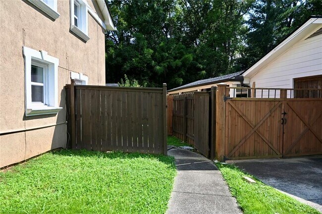 Building Photo - 994 Overbrook Cir