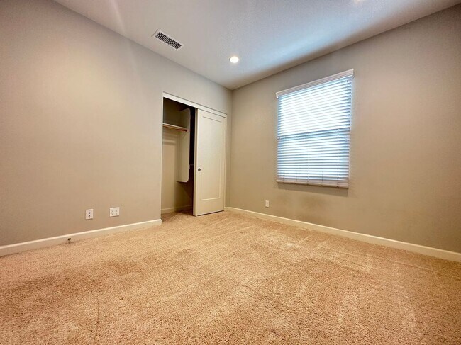 Building Photo - 4 BEDROOM HOME FOR LEASING IN Irvine