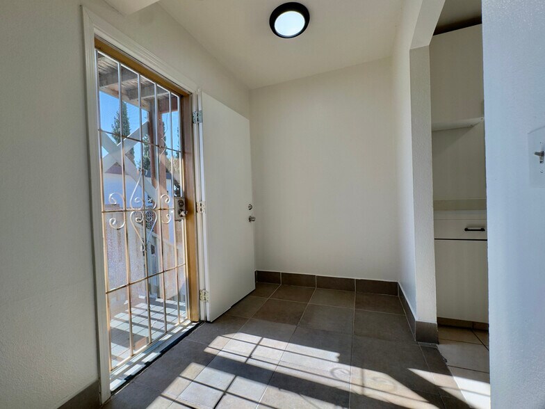 Building Photo - 711 32nd St