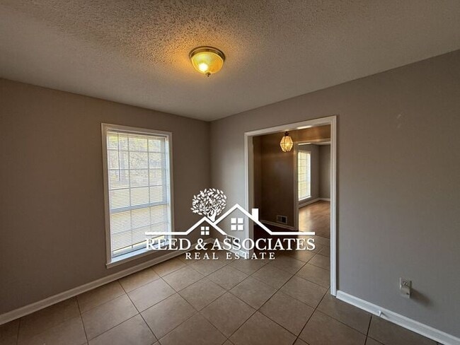 Building Photo - 3 Bedroom Located Near Kirby High School