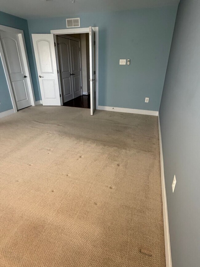 Building Photo - 4 LEVEL TOWNHOUSE WITH 2 CAR GARAGE, WALKING DISTANCE TO DOWNTOWN CROWN