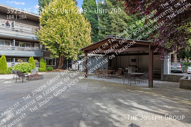 Building Photo - 3923 NE 45th St