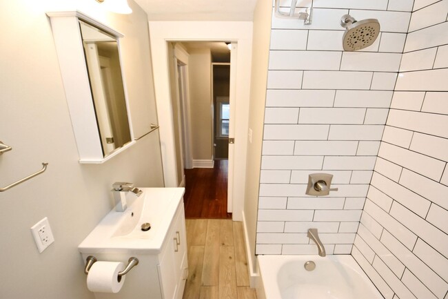Building Photo - Close to Notre Dame, newly remodeled 3 bed...