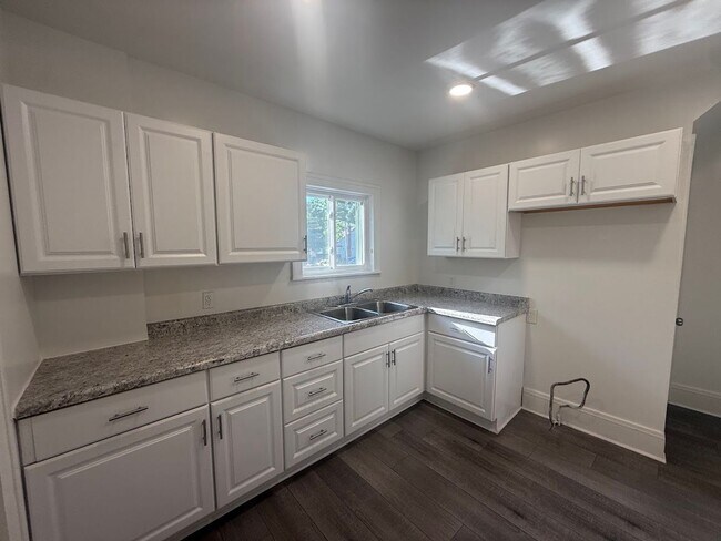 Building Photo - 560 Lovers Ln