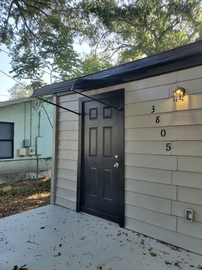Building Photo - Cute & Cozy 2 Bedroom Cottage in Tampa $1550 Move in July 1 2026