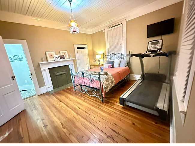 Building Photo - **Charming Small-Town Home Near Clark's Hi...