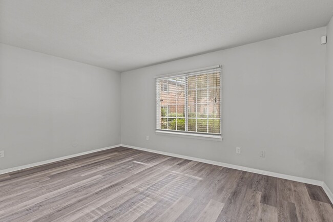 Building Photo - Newly Renovated 2-Bed, 2-Bath Apartment in...