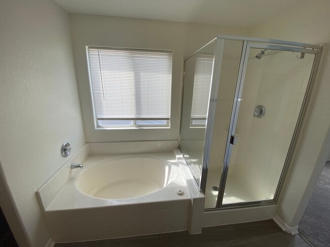 Building Photo - 2 Story, 3 bedroom, 2.5 bathroom home in Silverado Ranch