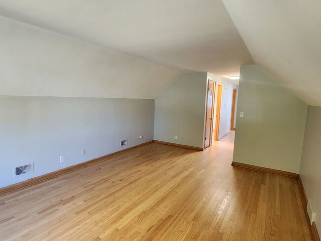 Building Photo - 2 bedroom upper