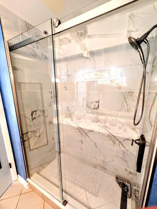 Building Photo - Seasonal, short or annual turnkey furnishe...