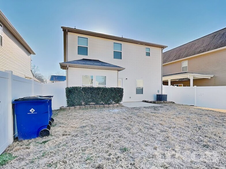 Building Photo - 3545 Saddlebrook Dr