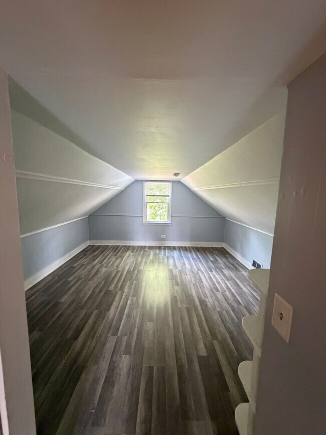 Building Photo - Secluded & Charming 3BR/1BA in Lansing — Section 8 Approved