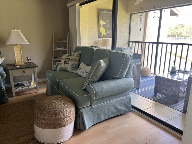 Living area - 4408 Weybridge