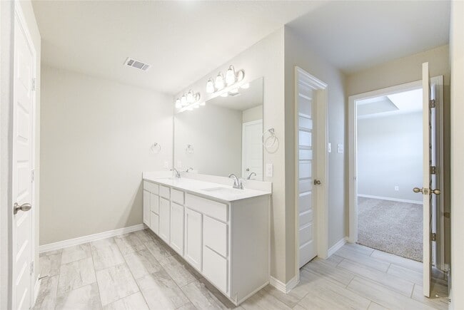 Building Photo - 812 Laguna Grn Ln