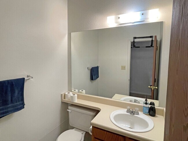 Building Photo - 2-Bedroom Townhome w/ Garage in Northeast Colo Springs