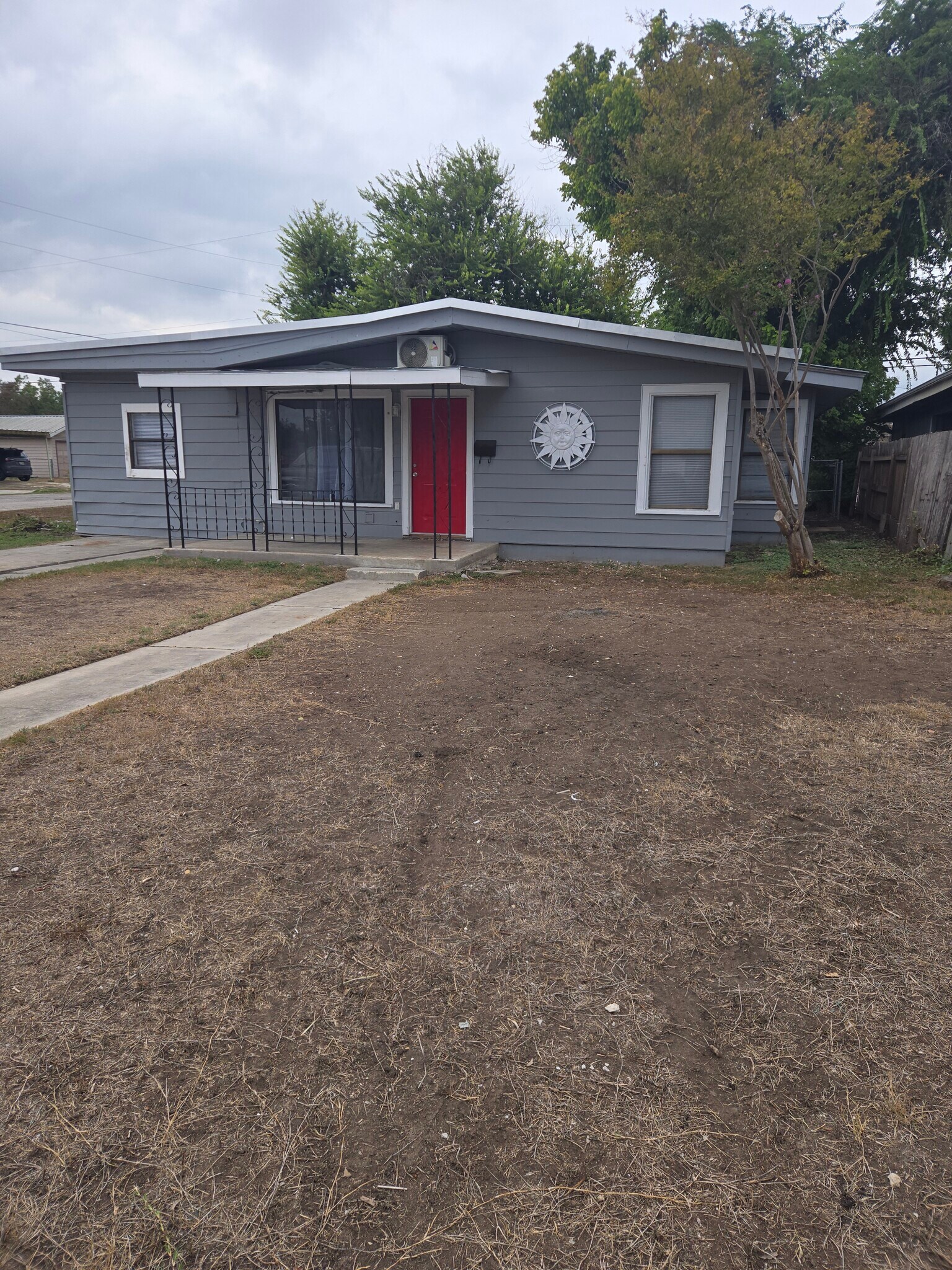 Building Photo - 303 E Amber St