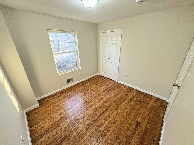 Building Photo - 305 S 6th St