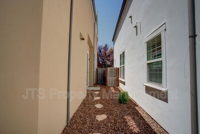 Building Photo - 1349 Piper Pl