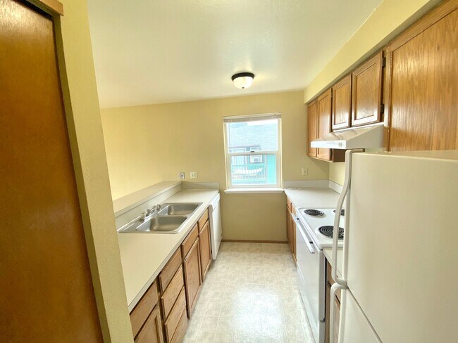 Building Photo - Conveniently Located 2 Bedroom