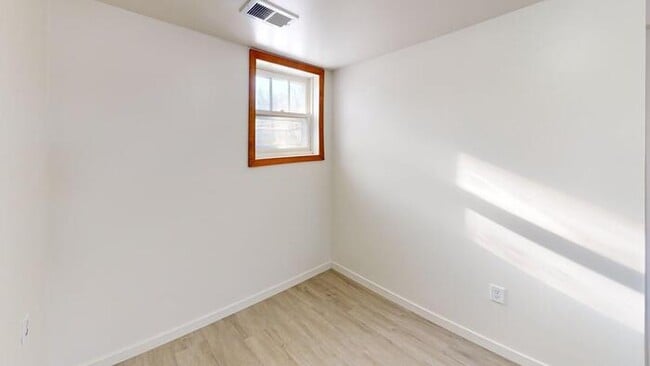 Building Photo - 411 W Bowen Ave