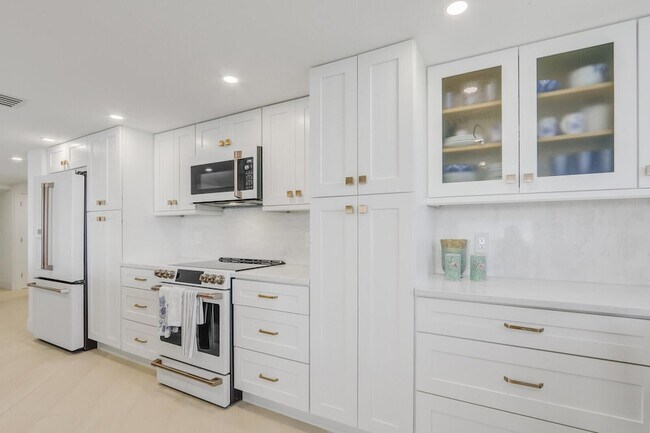Building Photo - 5380 N Ocean Dr