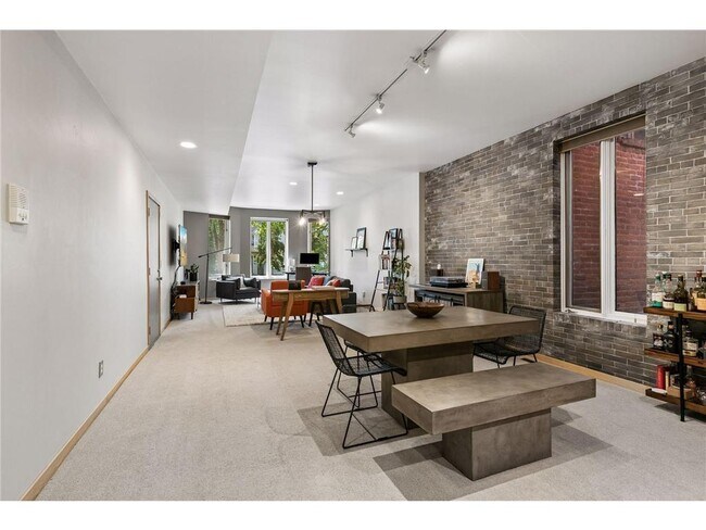 Building Photo - 561 Laurel Ave