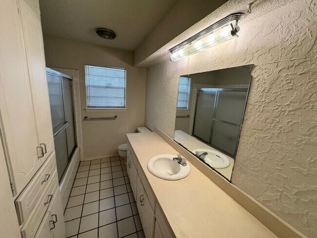 Building Photo - 2021 Elmhurst Dr