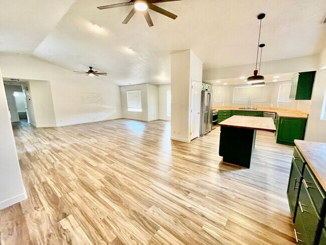 Building Photo - Updated and Pet Friendly Three Bedroom Home